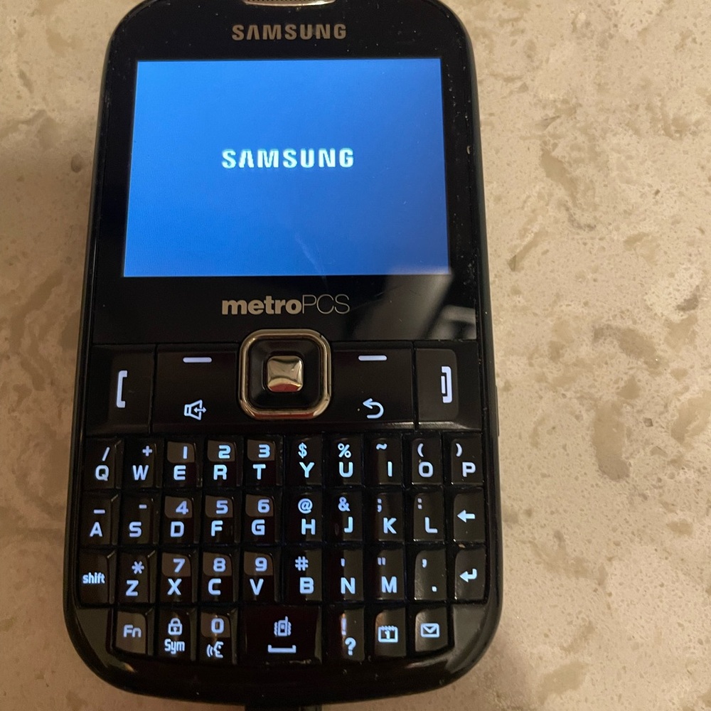 Samsung Metro PCS phone with charger